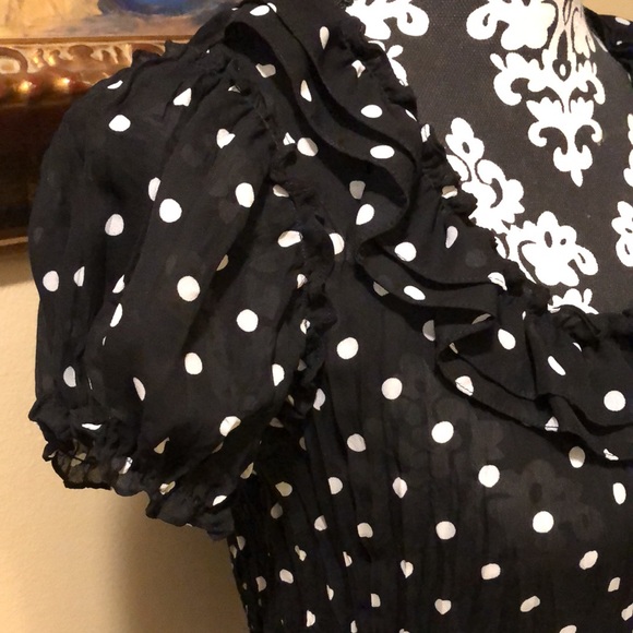 S.L.B. Black & White round ruffle collar, short sleeves crinkle polka dot top - Picture 2 of 13